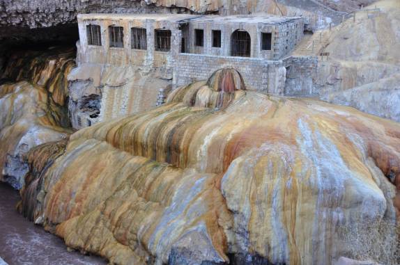 Puente del Inca e as ruínas das termas do antigo hotel abandonado, ao lado do Parque Provincial do Aconcagua, na Argentina